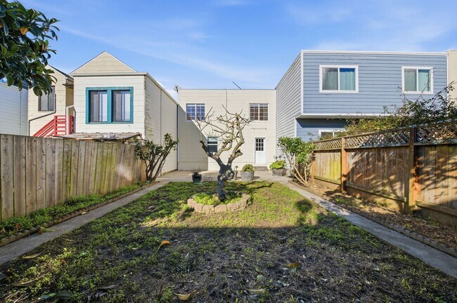 Building Photo - 347 Staples Ave