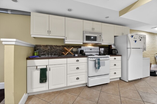 Building Photo - 1319 Massachusetts Ave SE