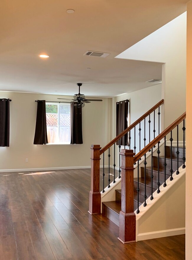Building Photo - 4 Bedroom Home in Hollister