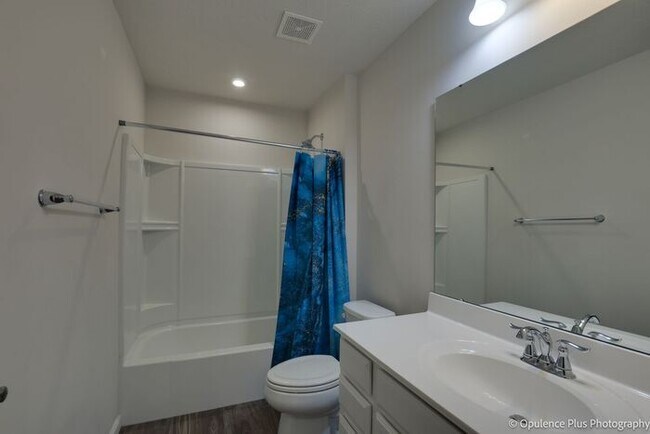 Building Photo - Gorgeous 3 Bed 3.5 Bath Fairborn Home!