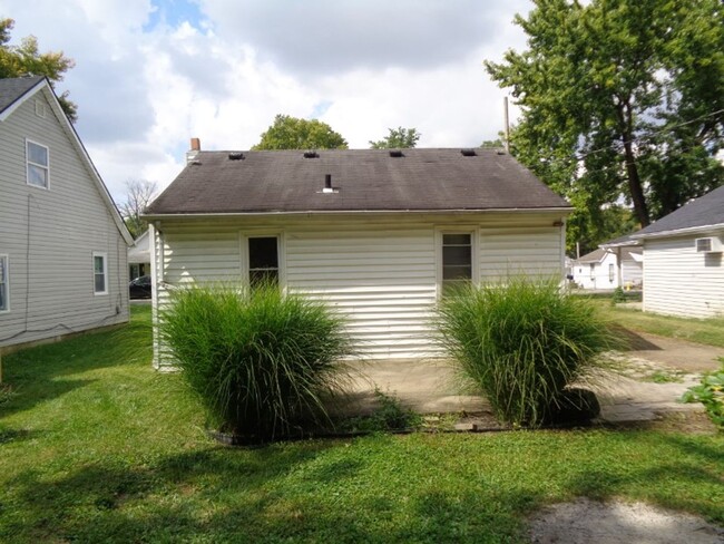 Building Photo - **Deposit Special $500** 1936 Pater Avenue...