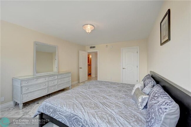 Building Photo - 2030 S Ocean Dr