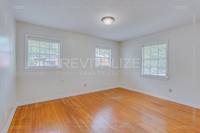 Building Photo - 3 Bed 2 Bath Gem in Midtown Mobile!!