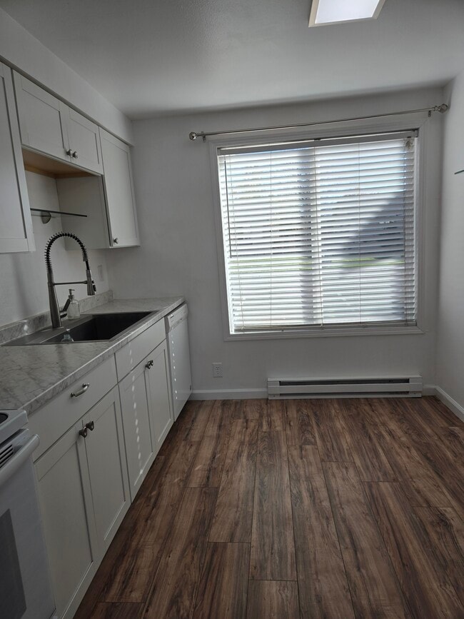 Building Photo - 1290 Redwood Cir