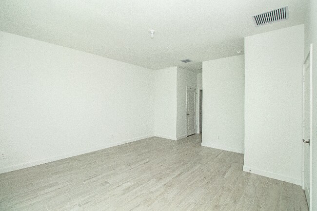 Building Photo - 5729 SE Sky Blue Cir