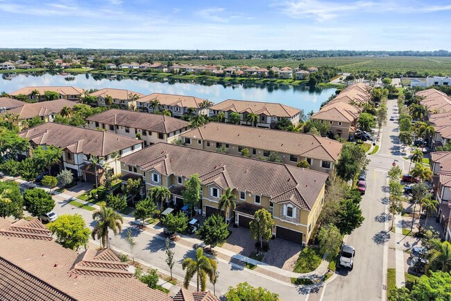 Building Photo - Gorgeous Townhome in Parkland