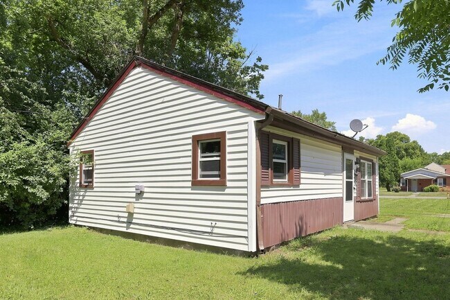 Building Photo - Two bedroom one bathroom single home in Springfield!