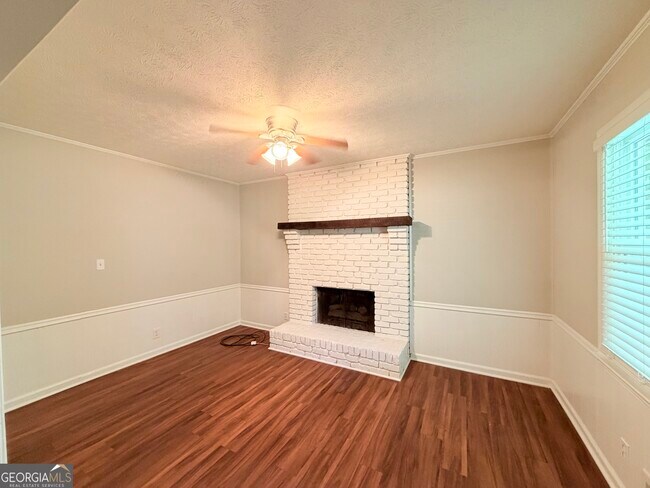 Building Photo - 1140 Azalea Cir NE