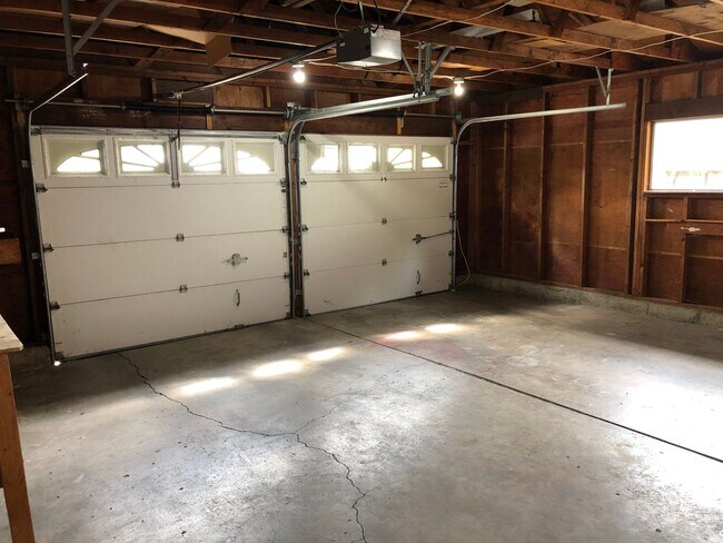 Building Photo - Updated 3 bedroom 1 1/2 bath home in a gre...