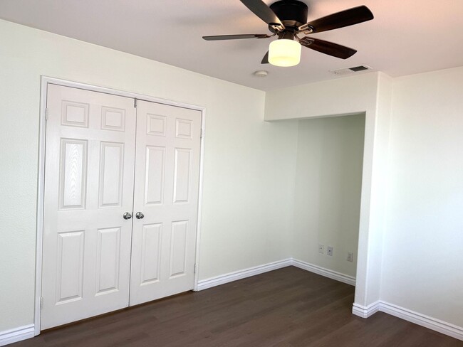 Building Photo - Beautiful 3 Bedroom 2.5 bathroom townhome ...