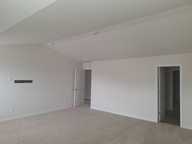 Building Photo - HURRY FEBRUARY MOVE IN SPECIAL - Fantastic...