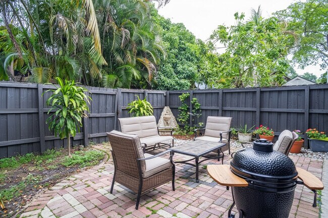 Building Photo - 497 N University Dr