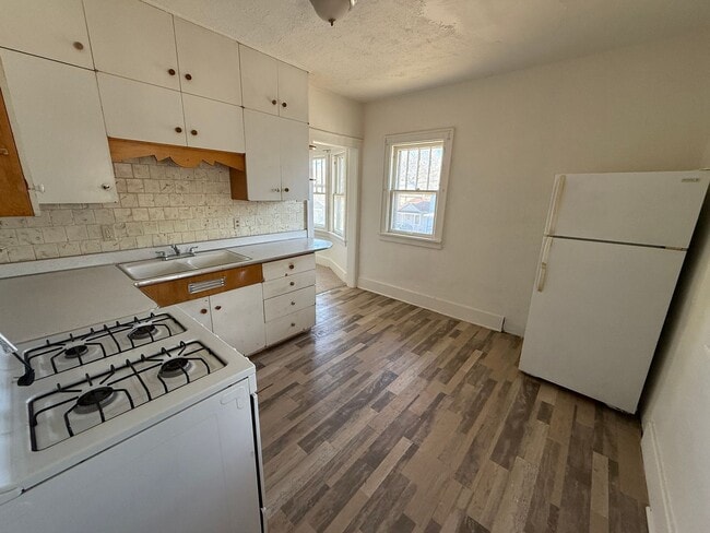 Building Photo - $900 - 2 Bed 1 Bath House