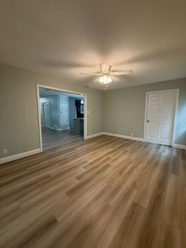 Building Photo - UNFURNISHED, UPDATED 3B/1.5B Home in the Heart of Ft. Walton Beach