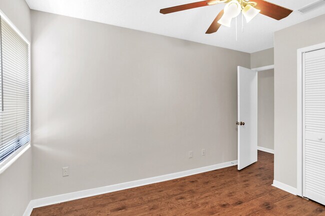 Building Photo - 208 Hopkins St