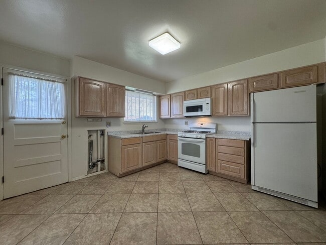 Building Photo - East El Paso 3 bed Refrig A/C!