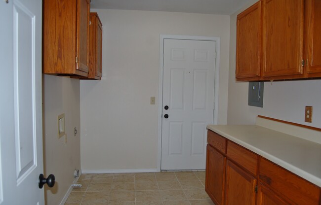 Laundry room - 2762 E Travis St