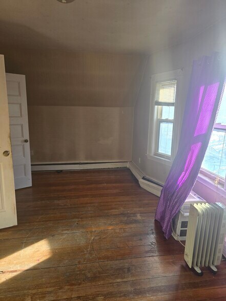 Building Photo - 38 Claybourne St