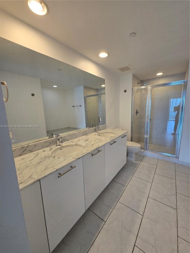 Building Photo - 950 Brickell Bay Dr