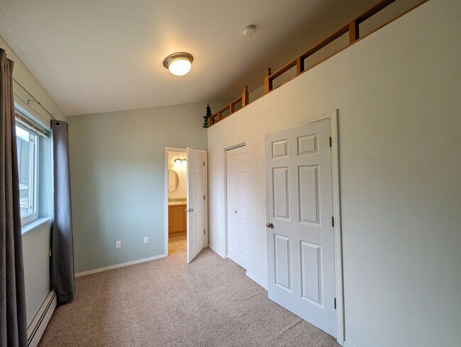 Building Photo - Unfurnished, 3Bd/2.5Ba Townhome, Long Term...