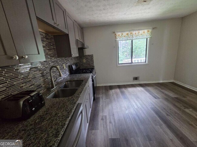 Building Photo - 5034 Cherokee Ct
