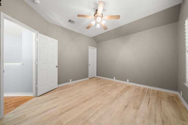 Building Photo - Amazing Pool. stunning 5bed, 3bath, 3Car G...