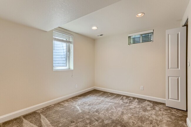 Building Photo - Amazing 4BR, 2BTH in Denver!