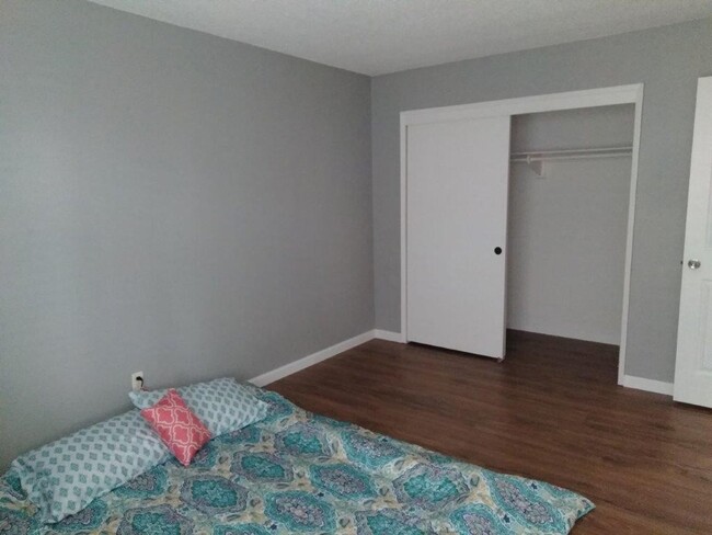 Building Photo - Cherry Creek Schools, 2 bed, 1 bath, 900 s...