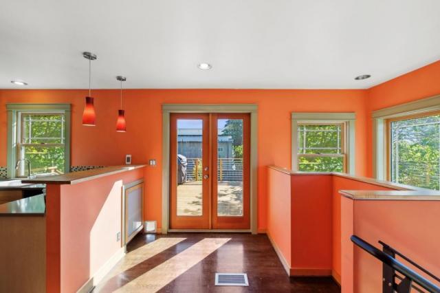 Building Photo - 3 bedroom in Seattle WA 98103
