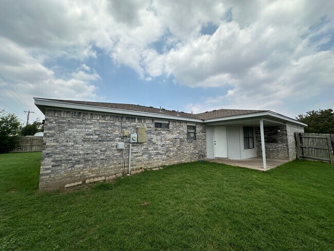 Building Photo - Modern Comfort in a Spacious 4BR Home