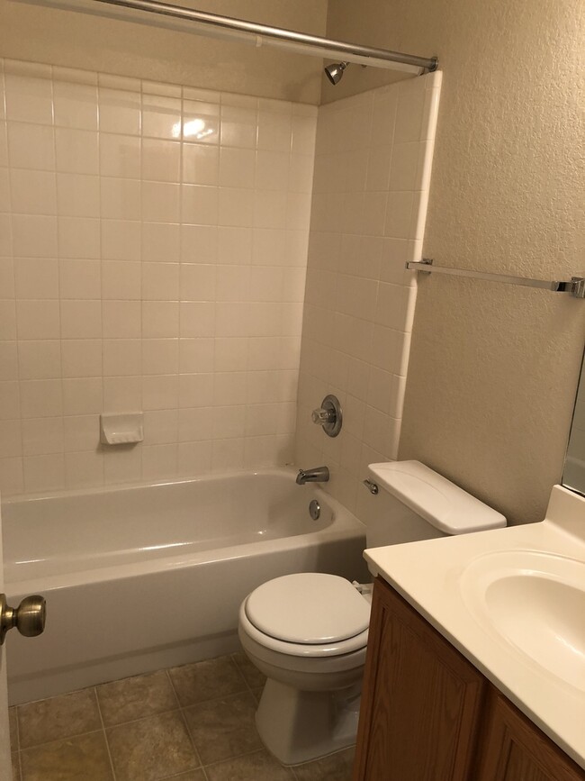 Building Photo - SPACIOUS 3 BEDROOM FEATURING 2 LIVING AREA...