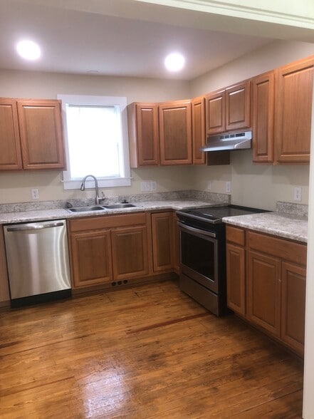 kitchen - 130 Kenwood Ave