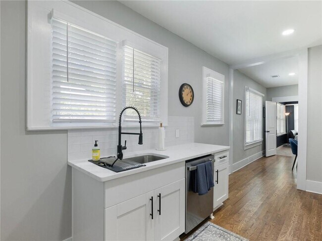 Building Photo - 1054 Katherwood Dr SW