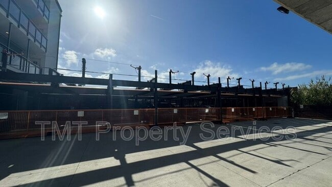 Building Photo - 2475 Victoria Ave