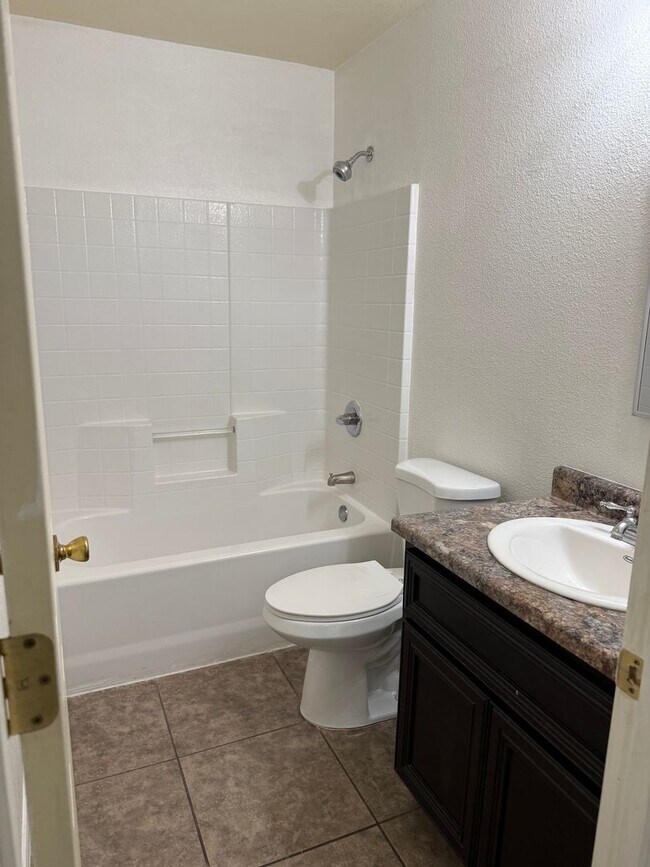 Building Photo - Solar Home for Rent