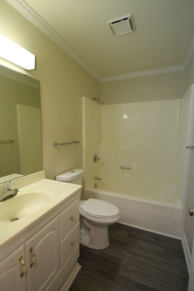 Building Photo - 806 Beech Dr
