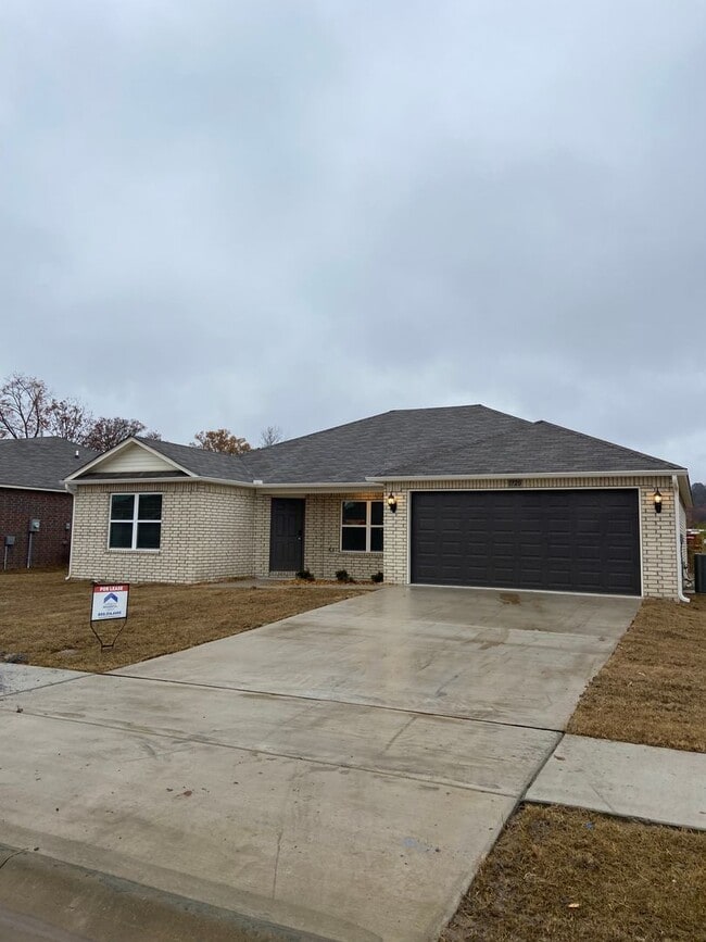 Building Photo - *Pre-leasing* Four Bedroom | Two Bath Home...