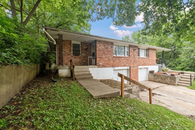 Building Photo - Beautifully Updated 1/2 Duplex in Prime Kansas City Location!