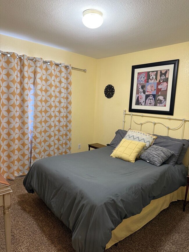 Building Photo - Beautiful Furnished 3 Bedroom/2.5 Bathroom Single Family Home with Flexible Lease terms.