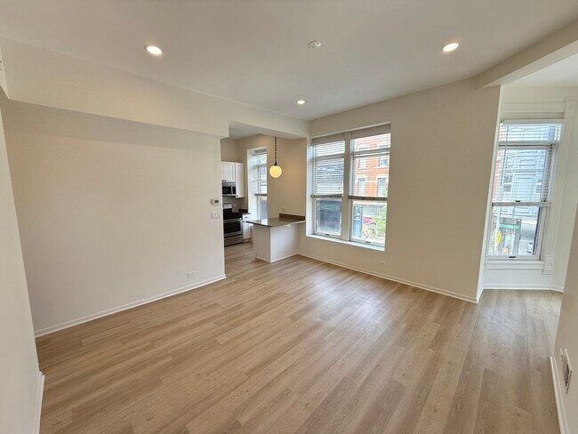 Building Photo - 937 W Armitage Ave