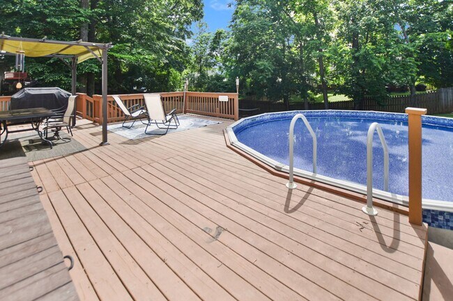 Building Photo - Pet Friendly Three Bedroom with Pool!