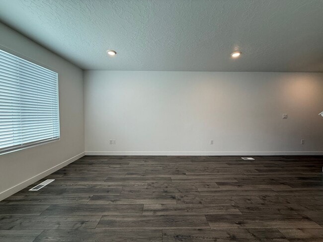 Building Photo - Beautifully Updated 4-Bedroom Townhome in ...
