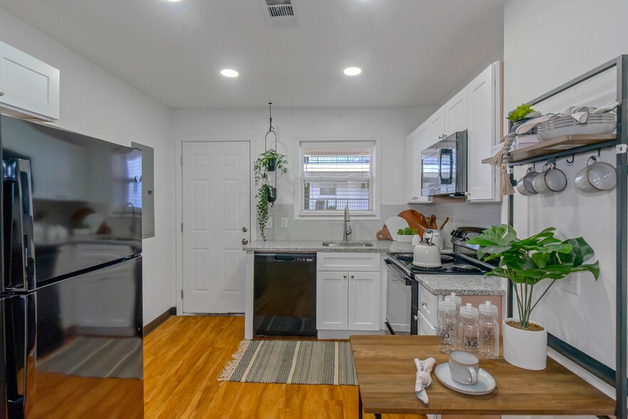 Building Photo - The Avenue at 3060