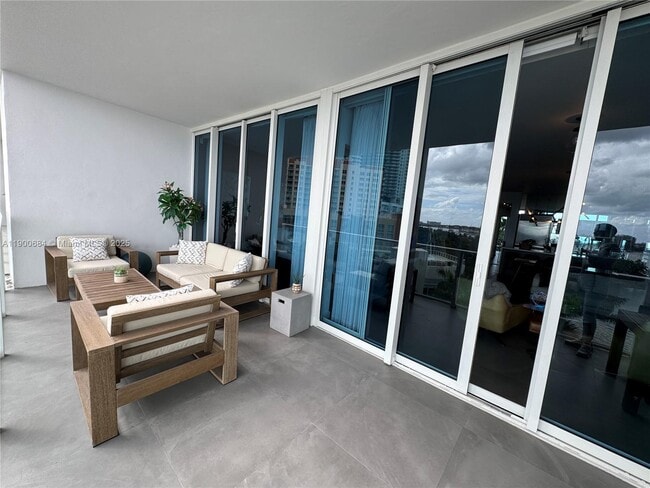 Building Photo - 2020 N Bayshore Dr