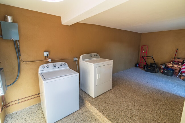 Building Photo - 954 Omar Rd