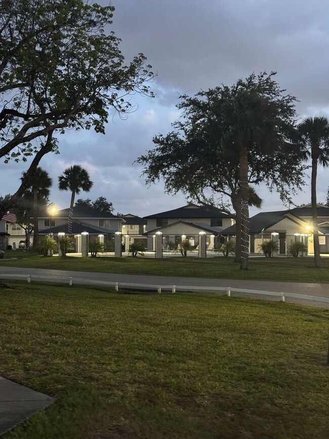 Building Photo - Garage Parking ** 2 Bedroom 1 Bath ** Offe...