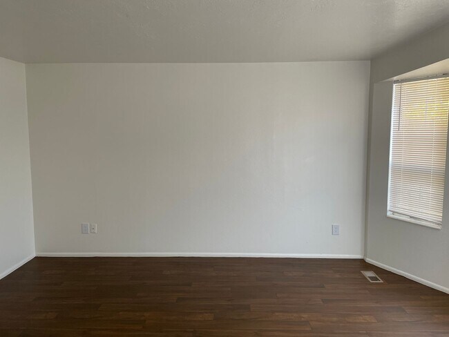 Building Photo - 3-Bedroom 1.5 Bath Twin-Home