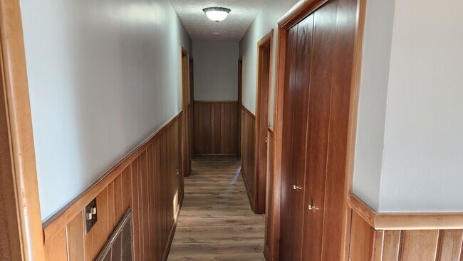 Building Photo - 3 BR Home Across From Country Club Golf Co...