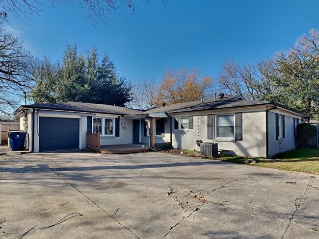 Building Photo - Live Where Location and Comfort Come Together