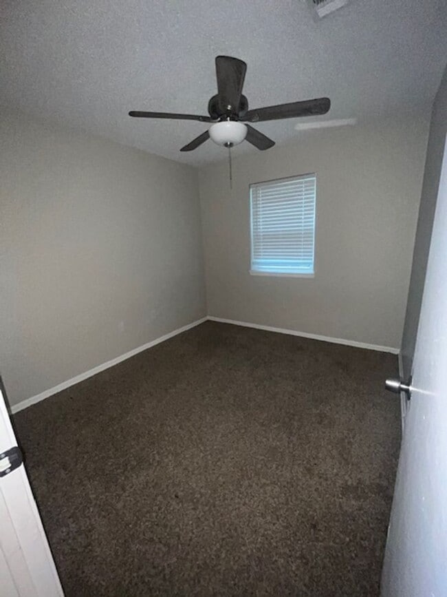 Building Photo - 2506 Hidden Valley Dr